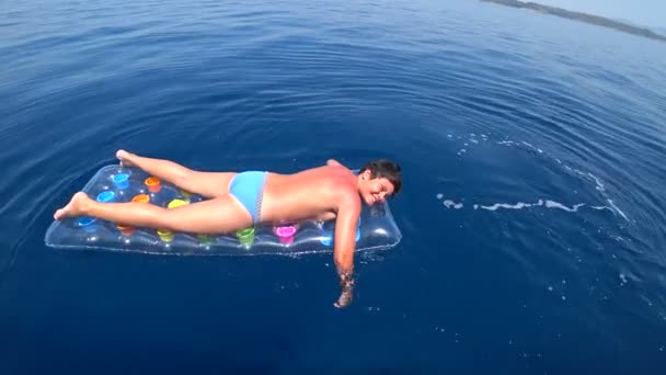 Mladíček plující na vzduchové matraci na letních prázdninách 2 — Stock video