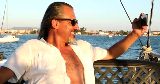 Человек на лодке делает селфи на летних каникулах 3 — стоковое видео