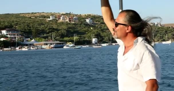 Homme sur le pont du yacht relaxant sous le soleil d'été — Video