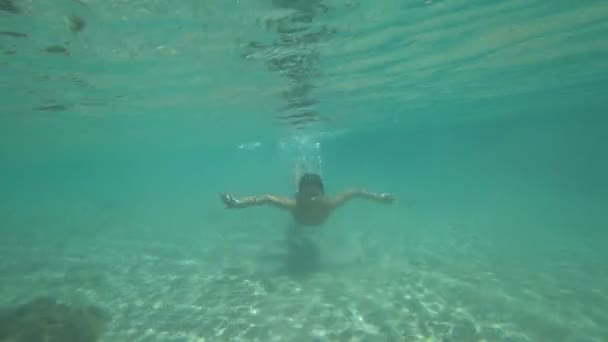 Niño divirtiéndose en vacaciones de verano en el mar Mediterráneo 3 — Vídeos de Stock