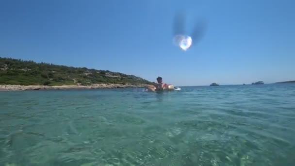 Niño divirtiéndose en vacaciones de verano en el mar Mediterráneo 4 — Vídeos de Stock