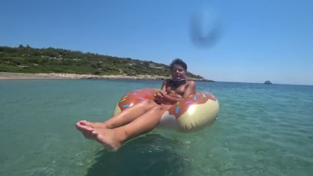 Criança se divertindo nas férias de verão no mar Mediterrâneo 5 — Vídeo de Stock