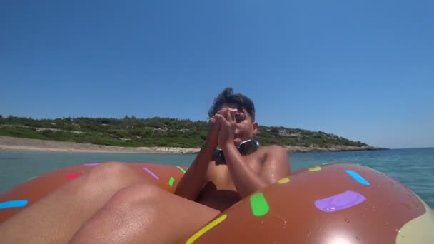 Παιδιά που διασκεδάζουν στις καλοκαιρινές διακοπές στη Μεσόγειο θάλασσα 6 — Αρχείο Βίντεο