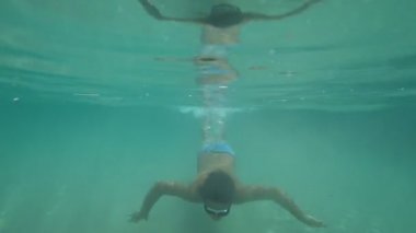 Akdeniz'de yaz tatilinde eğlenen çocuk