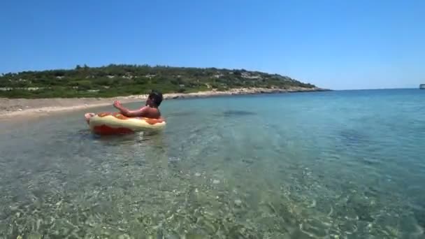 Criança se divertindo nas férias de verão no mar Mediterrâneo 8 — Vídeo de Stock