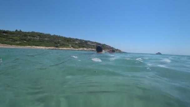 Dois meninos desfrutando de férias de verão no mar Mediterrâneo 2 — Vídeo de Stock