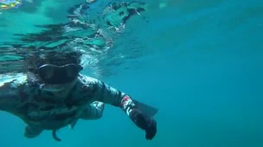 Bir adamın sualtı ateş dalış ve ok sinyal gösteren