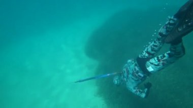 Zıpkın balıkçı sıyrık sualtı görüntüleri ile adam bir zıpkın tabanca üzerinde balık yakalamak akdenizde serbest dalış sırasında