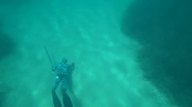 Zıpkın balıkçı sıyrık sualtı görüntüleri ile adam bir zıpkın tabanca üzerinde balık yakalamak akdenizde serbest dalış sırasında