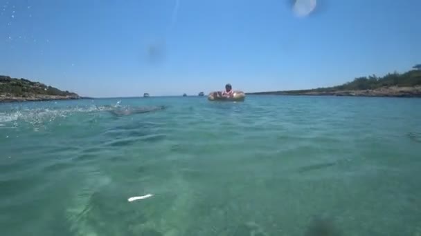 Deux garçons profitant de vacances d'été dans la mer Méditerranée 3 — Video