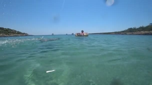 Deux garçons profitant de vacances d'été dans la mer Méditerranée 3 