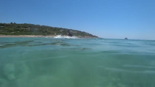 Dva kluci si užívají letní prázdniny ve Středozemním moři — Stock video