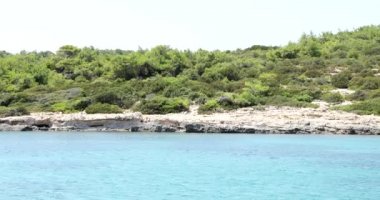 Yat güvertesinden yeşil sahil şeridi ile güzel Akdeniz