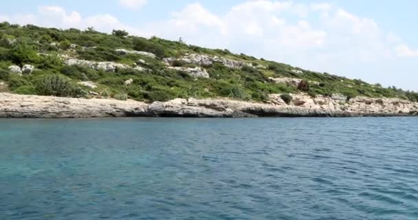 Vackra Medelhavet med grön kust från Yacht Deck 2 — Stockvideo
