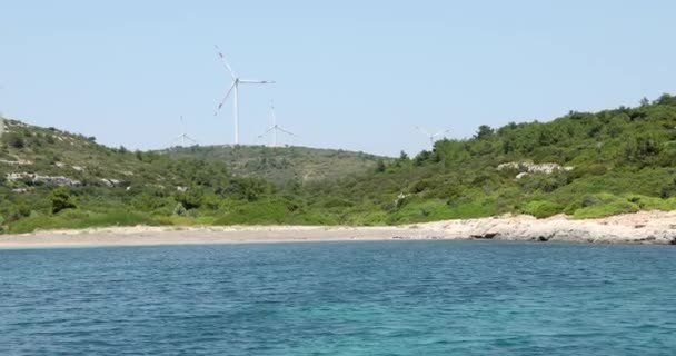 Turbinas eólicas com mar Mediterrâneo e costa verde a partir do convés de iates — Vídeo de Stock