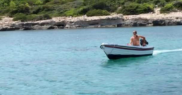 Férfi a kis csónak cirkál a gyönyörű Földközi-tengeren — Stock videók
