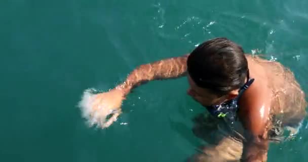 Niño disfrutando de vacaciones de verano 3 — Vídeos de Stock