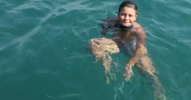 Niño disfrutando de vacaciones de verano 4 — Vídeo de stock