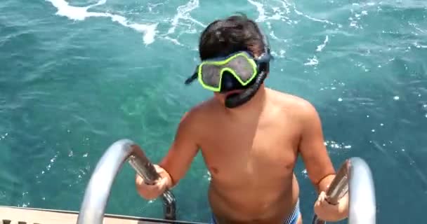 Young boy enjoying summer vacation — Stock Video