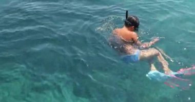 Akdeniz'de genç snorkeler dalış ve yaz tatili zevk