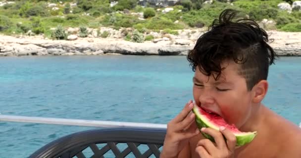 Jonge jongen op jacht dek eten watermeloen 3 — Stockvideo