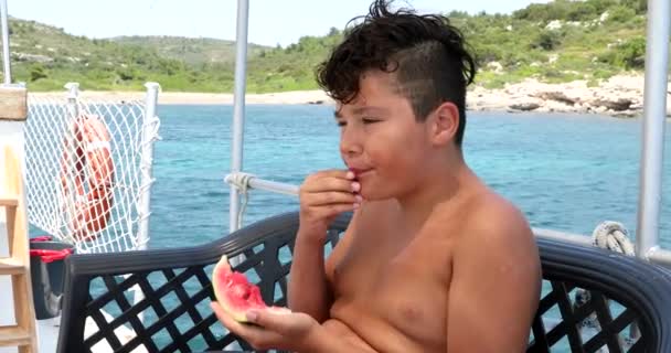 Niño en la cubierta del yate comiendo sandía 5 — Vídeos de Stock