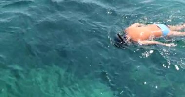 Akdeniz'de genç snorkeler dalış ve yaz tatili zevk 2