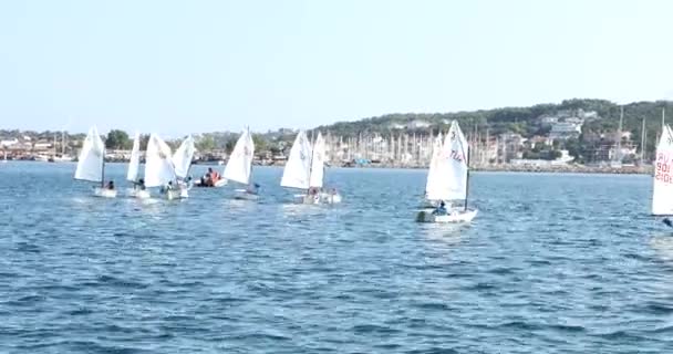 Een beeld van zeilboten optimist leren zeilen in de Middellandse Zee 6 — Stockvideo