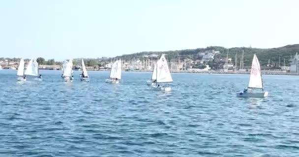 Een beeld van zeilboten optimist leren zeilen in het Middellandse Zeegebied 7 — Stockvideo