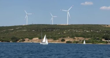 Tepedeki rüzgar türbinleri çiftliğinin görünümü 12
