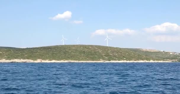 Pohled na farmu větrných turbín na kopci 5 — Stock video