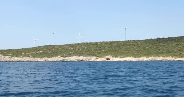 Вид на ветряную электростанцию на холме 8 — стоковое видео