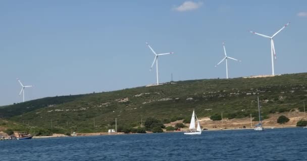 Una vista de la granja de aerogeneradores en la colina 11 — Vídeos de Stock