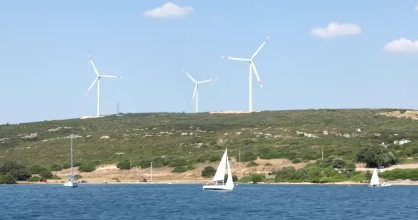 Uitzicht op de windturbines boerderij op de heuvel 13 — Stockvideo