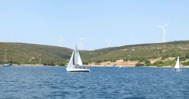 Tepedeki rüzgar türbinleri çiftliğinin görünümü 16