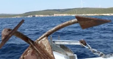 Eski paslı çapa seyir ile balıkçı teknesi