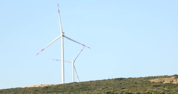 Uitzicht op de windturbines boerderij op de heuvel 21 — Stockvideo