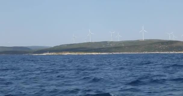 Vue du parc d'éoliennes sur la colline — Video