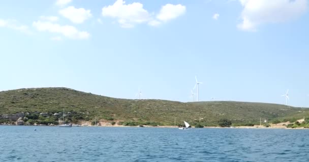 Piękne wybrzeża Morza Śródziemnego z turbin wiatrowych — Wideo stockowe
