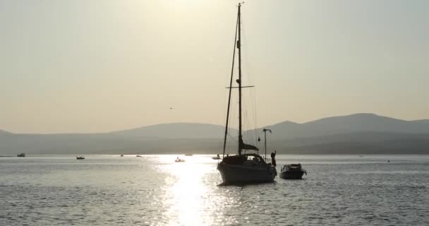 Velero en el mar al atardecer 4 — Vídeo de stock