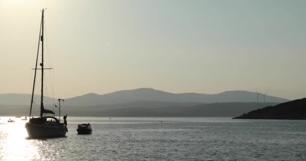 Barco à vela no mar ao pôr do sol 3 — Vídeo de Stock