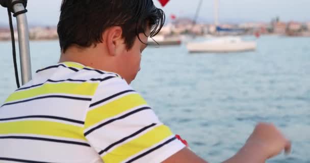 Niño en la cubierta del yate comiendo sandía en verano 5 — Vídeos de Stock