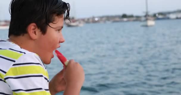 Дети на палубе яхты едят арбуз в летнее время 8 — стоковое видео