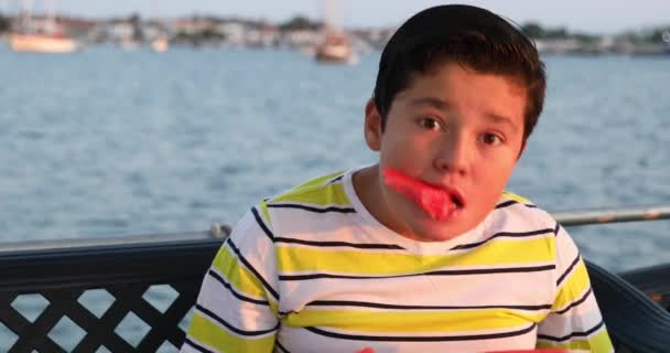 Niño en la cubierta del yate comiendo sandía en verano — Vídeos de Stock