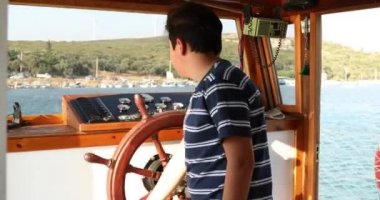 Yakışıklı genç denizci dümen de 3