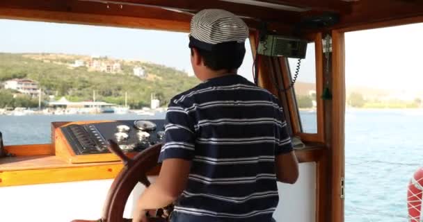 Handsome young sailor at the helm 5 — Stock Video