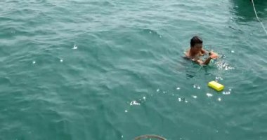 Denizde plastik şişe atık toplama çocuk 2