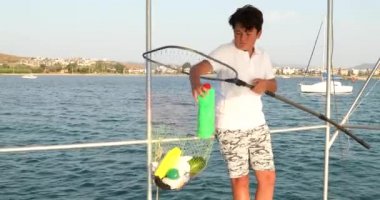 Denizde plastik şişe atık toplama çocuk 7