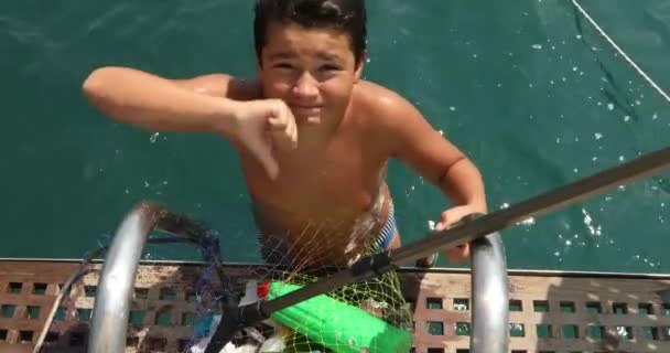 Bambino raccolta bottiglie di plastica rifiuti in mare 5 — Video Stock