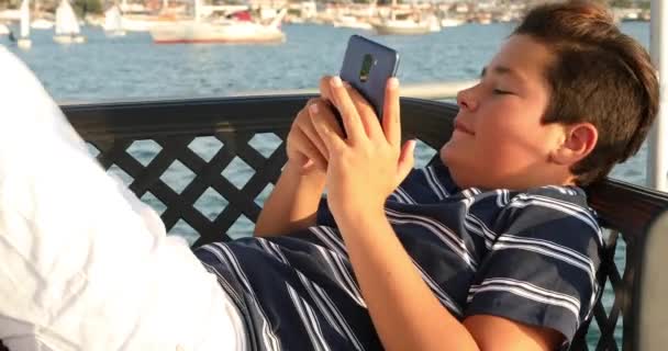 Παιδί στο κατάστρωμα γιοτ χρησιμοποιώντας smartphone 4 — Αρχείο Βίντεο